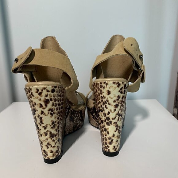 ✨Sleek and Stylish: BCBG Snakeskin Platform Wedges in Caramel Suede, size 8​ - Picture 4 of 9